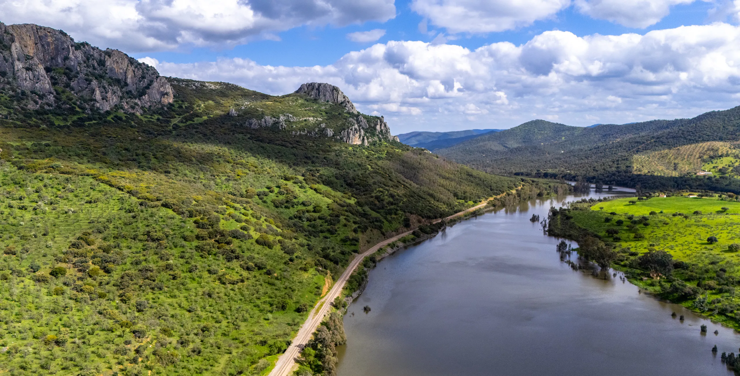 El paisaje: dehesas, sierras y riberas que definen un territorio amplio, natural y poco intervenido.