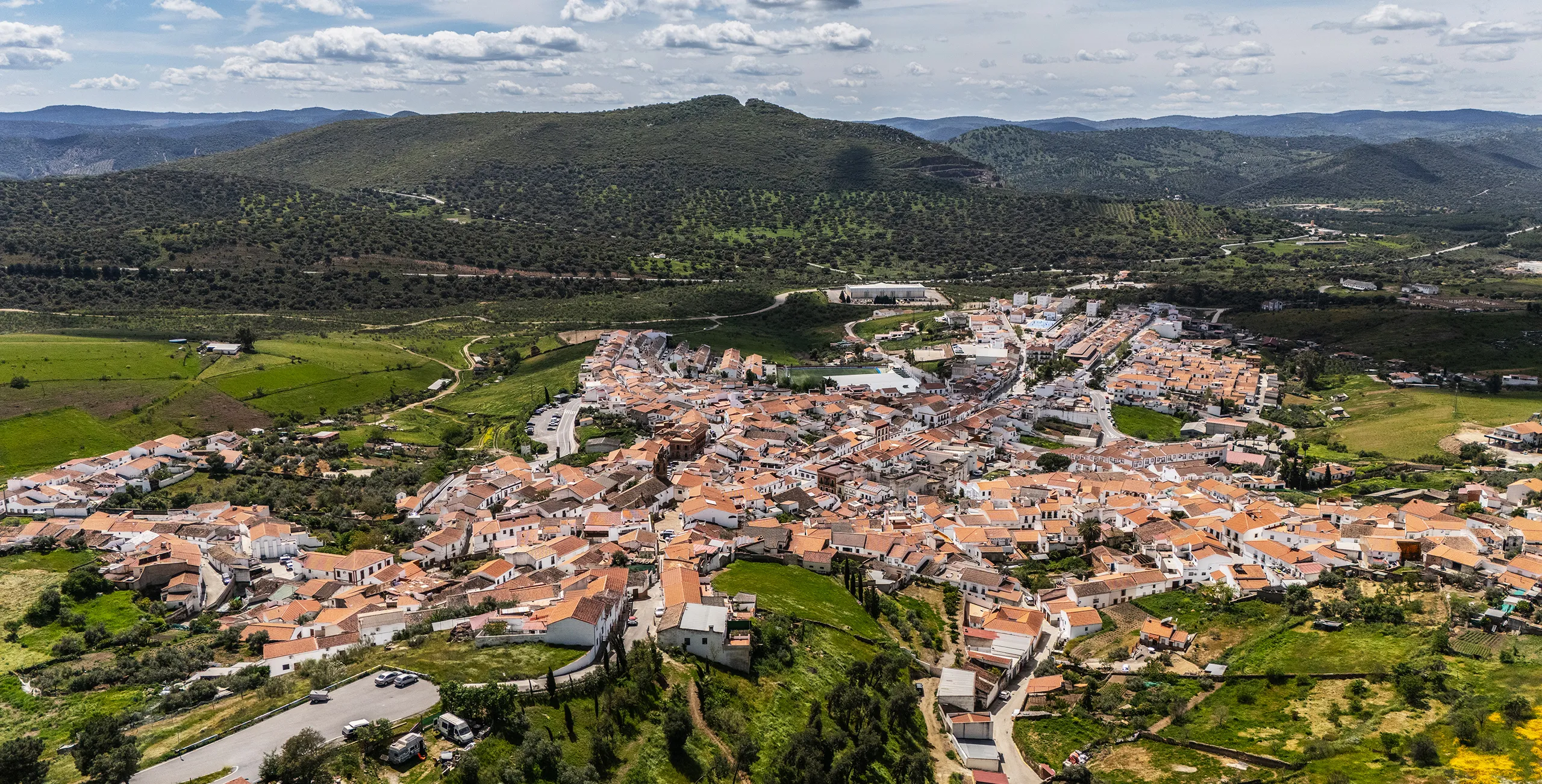 Los pueblos: núcleos rurales con historia, arquitectura tradicional y una vida local auténtica.