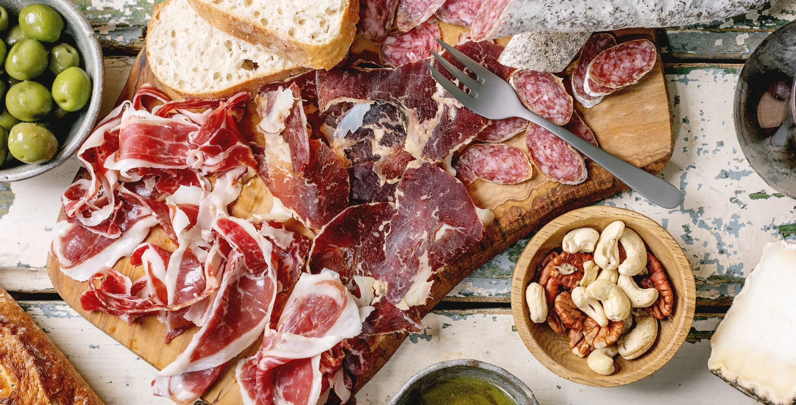 La gastronomía: productos de la dehesa y cocina tradicional, ligada al origen y a la temporada.